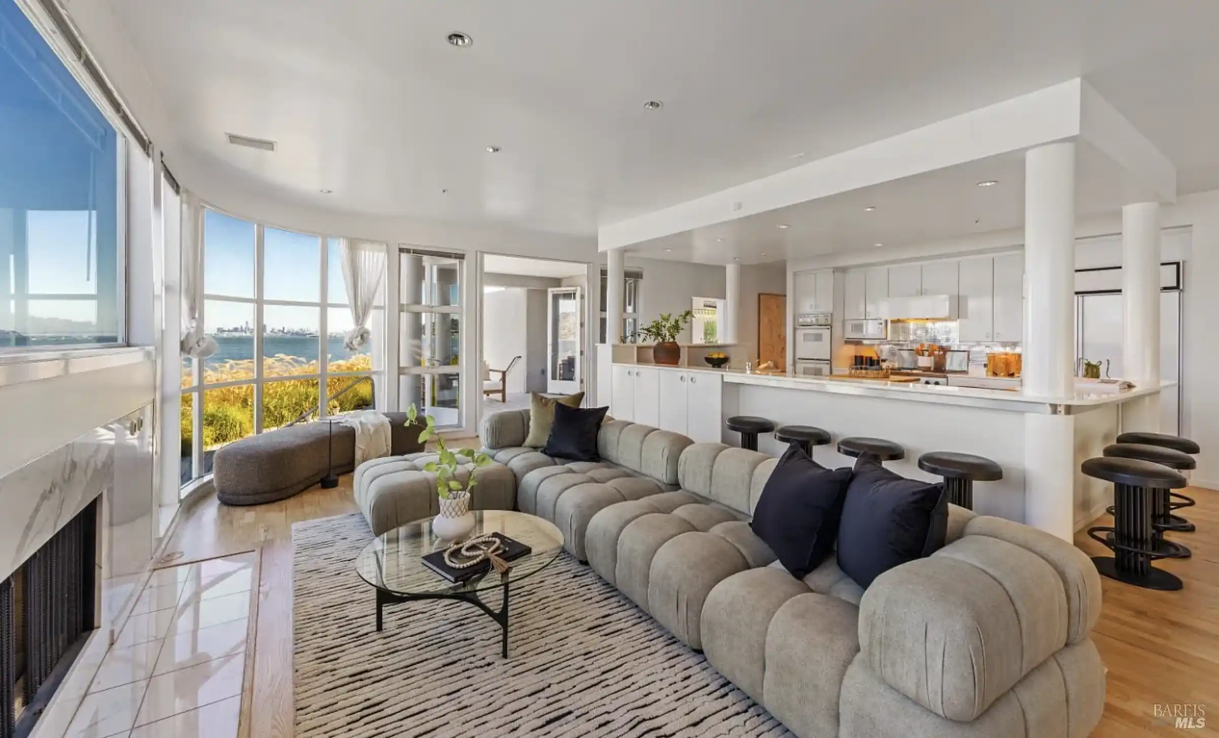 Contemporary Residence With Sweeping Views Across The Bay – image 4
